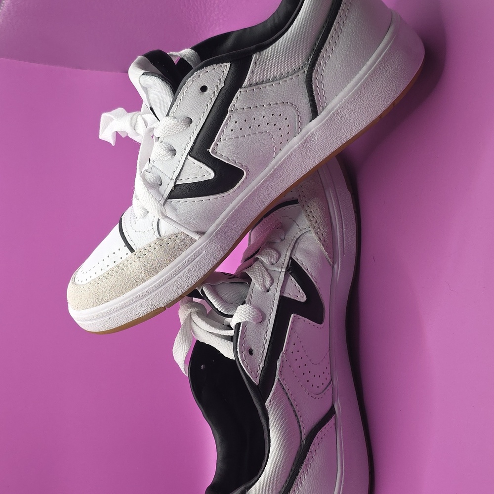 Vans Classic White and Black Low Tops Lowland Women's 6 Or Boys 4.5 - Picture 9 of 9